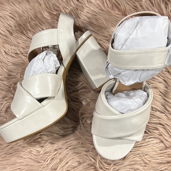 JOURNEE COLLECTION Women's Akeely Platform Sandals - Picture 6 of 11